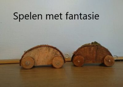 Twee houten auto’s – Spelen met fantasie