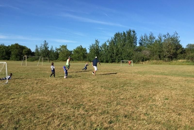 Voetbalveldje naast het schoolplein